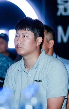 曼恩路演苏州站现场认真倾听的一位嘉宾