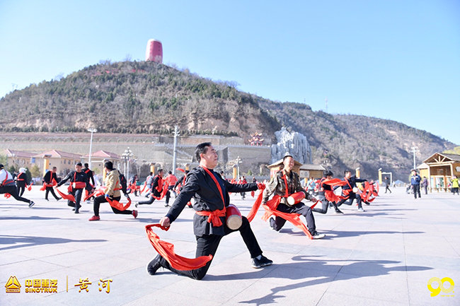 黄河重卡未来你好，DAY4 三门峡-延安，壶口瀑布的奔流河水，正如行驶在蜿蜒起伏公路上的黄河重卡，勇往向前。从海拔500米到1000米，黄河重卡凭借卓越动力如履平地，轻松应对，一路奏响黄河颂歌！