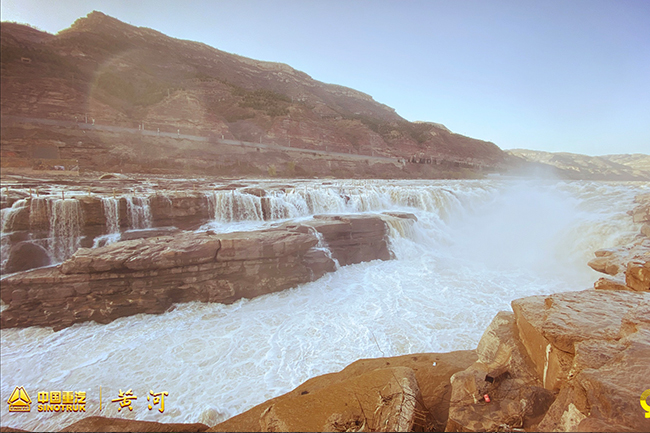 黄河重卡未来你好，DAY4 三门峡-延安，壶口瀑布的奔流河水，正如行驶在蜿蜒起伏公路上的黄河重卡，勇往向前。从海拔500米到1000米，黄河重卡凭借卓越动力如履平地，轻松应对，一路奏响黄河颂歌！