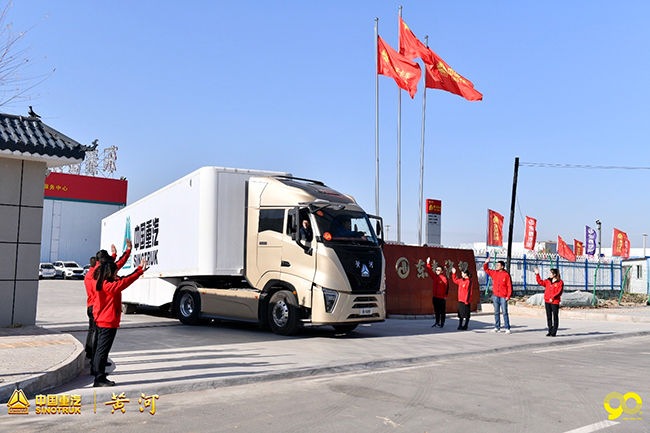 黄河重卡未来你好，DAY4 三门峡-延安，壶口瀑布的奔流河水，正如行驶在蜿蜒起伏公路上的黄河重卡，勇往向前。从海拔500米到1000米，黄河重卡凭借卓越动力如履平地，轻松应对，一路奏响黄河颂歌！