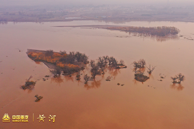 兰州。黄河畔零距离深度品鉴，颜值与实力兼顾，霸气与智慧并存。下一站，体验真正的高原路况，黄河重卡即刻出发。