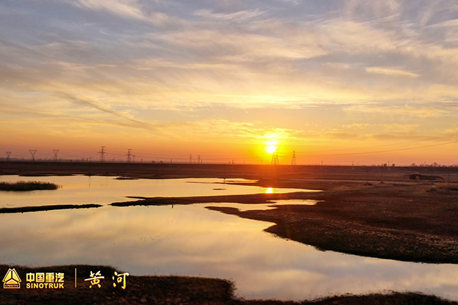 溯源之旅过半，公路“动车”继续驰骋！平原高速上，超低风阻加持车辆更省油；山区陡坡中，动力充沛、制动敏锐，游刃有余。黄河重卡真正懂用户需求，带来突破性的改变，重新定义国产高端重卡。