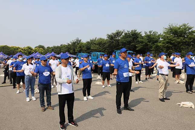 现场参赛选手学习健康操