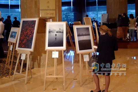 “让沙漠远离，艺术&水”摄影展