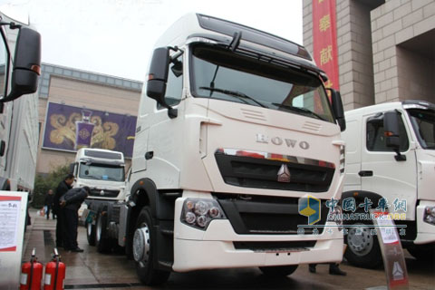 重汽HOWO-T7H高端牵引车