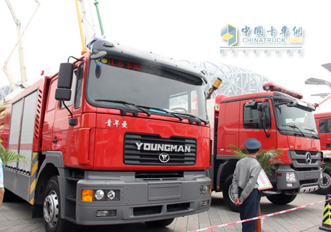  青年曼6*6机场专用消防车