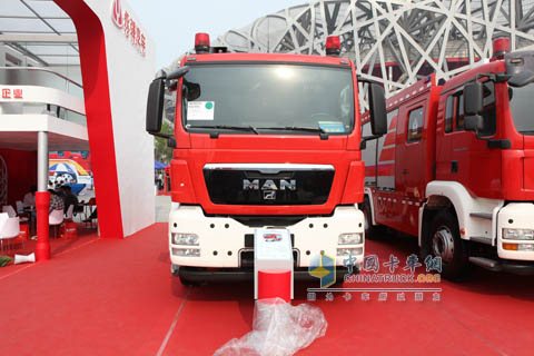 配备德国曼底盘的高层供水消防车