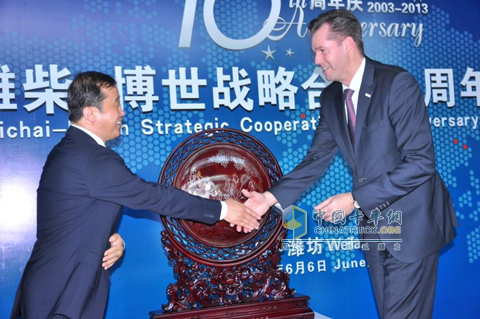 潍柴动力股份有限公司执行总裁张泉先生（左）与博世汽车柴油系统事业部总裁Markus Heyn先生（右）在庆典上交换礼物