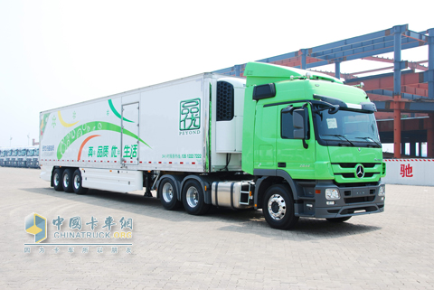 梅赛德斯-奔驰向品优物流交付的梅赛德斯-奔驰Actros 2644卡车