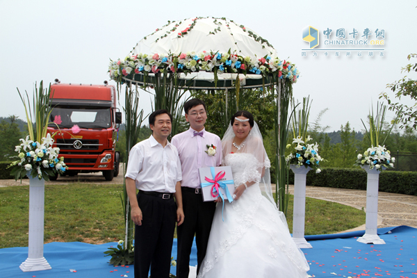 80后大学生卡车司机主题婚礼唤起对卡车司机的关注