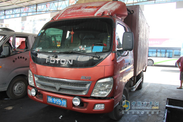 配置康明斯ISF3.8福田奥铃货车