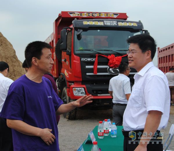 陕西卡车发烧友刘宗马（左）向公司领导表达对瑞沃卡车的喜爱