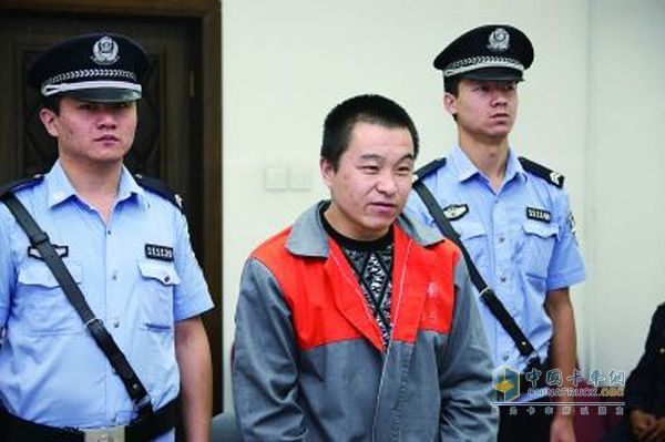 张文军被带入法庭