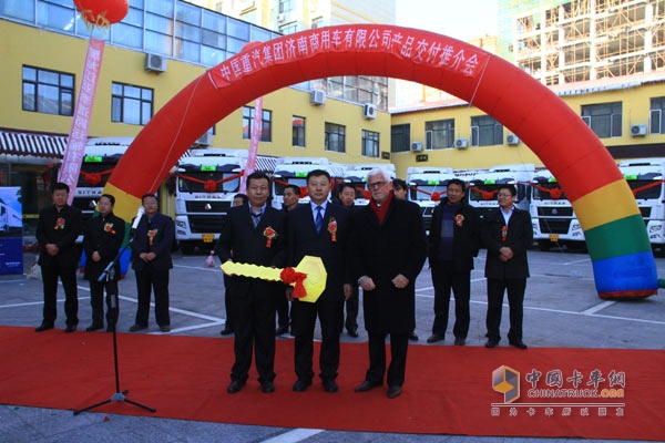 中国重汽11辆SITRAK交付暨黑龙江产品推介会