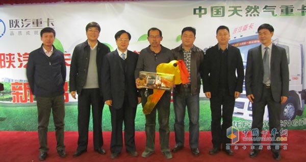 陕重汽领导与用户合影