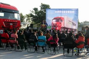 红岩杰狮6×2牵引车批量挺进玉溪城