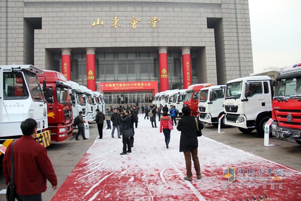 中国重汽的重、中、轻、客、特工程机械全系产品