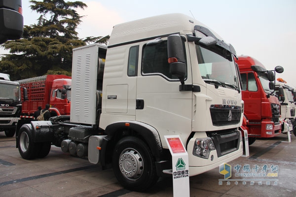中国重汽HOWO-T5GLNG牵引车