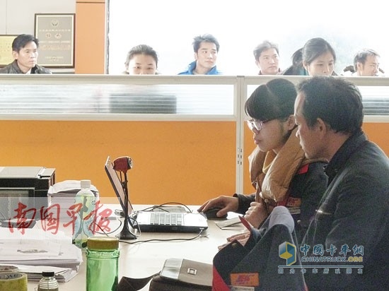 在南宁市捷尔达汽车运输有限公司，一名女工作人员正帮助货车司机考试。