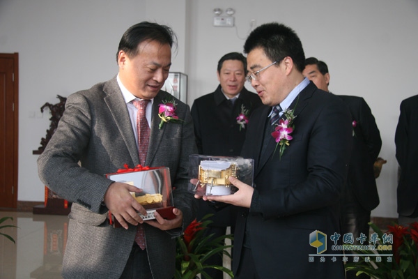 福田戴姆勒与泰安航天战略合作 欧曼再助航天梦