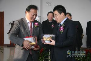 福田戴姆勒与泰安航天战略合作 欧曼再助航天梦