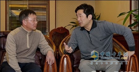 晏平（右）与程道然座谈