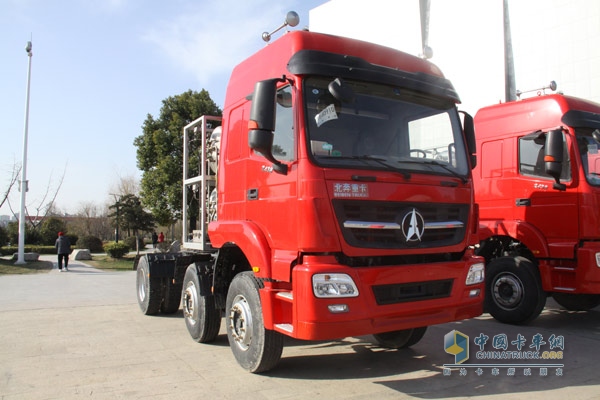 现场展出的北奔V3M牵引车