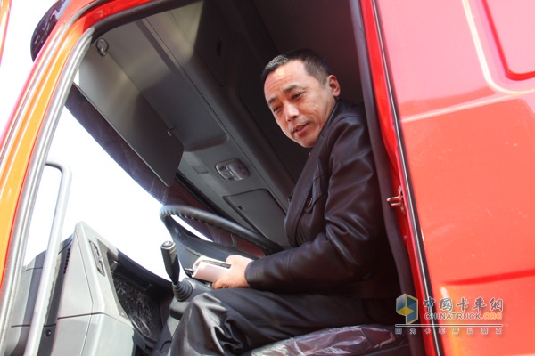 山东聊城润聘汽贸总经理李明玉现场试车