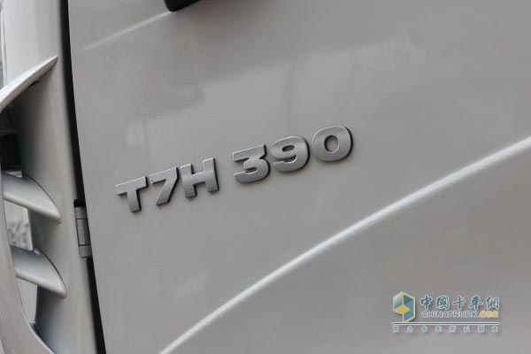 中国重汽 HOWO T7H 6×2 -双转向牵引车