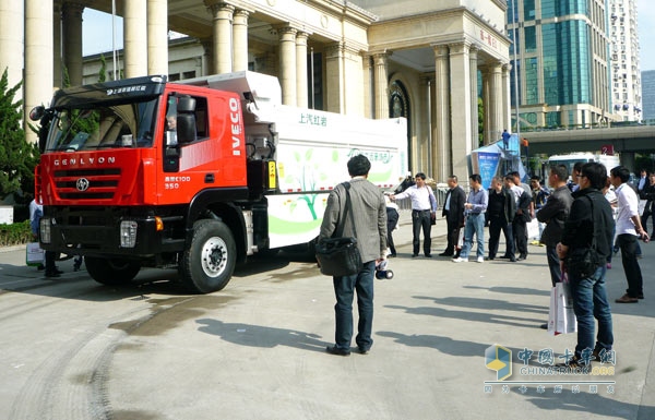 红岩杰狮可卸式垃圾车亮相第七届上海国际固体废弃物、清洁专用设备与技术展