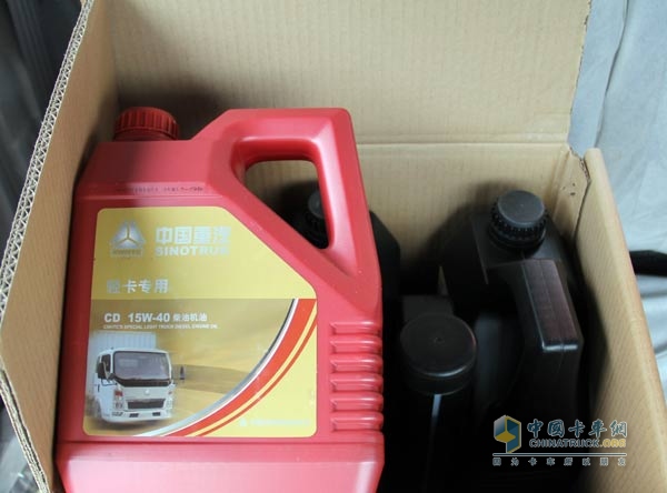 购买新车时标配的机油便于到服务站做保养