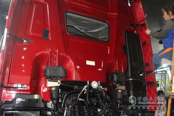 创虎P360 4×2牵引车 驾驶室后观