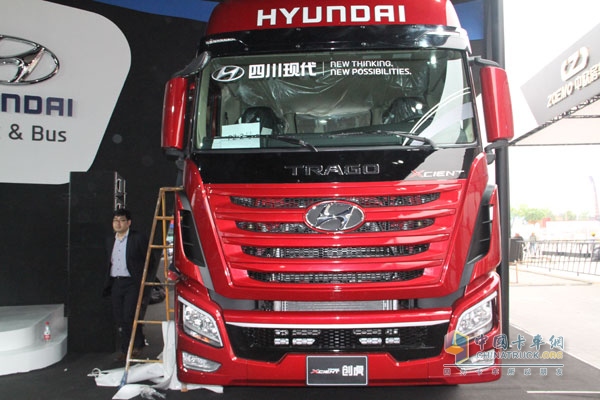 创虎P360 4×2牵引车 正脸