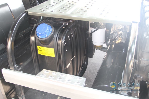 创虎P360 4×2牵引车 尿素加注罐