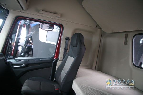 创虎P360 4×2牵引车 卧铺