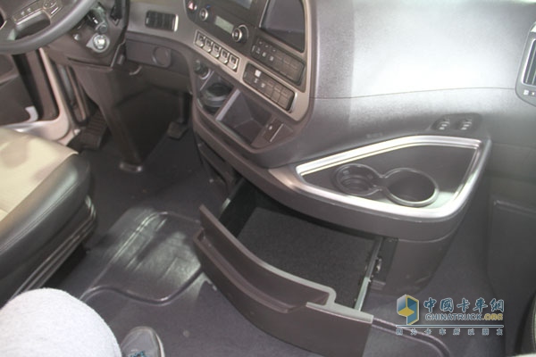 创虎P360 4×2牵引车 储物格