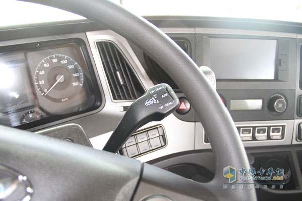 创虎P360 4×2牵引车 自动挡拨杆