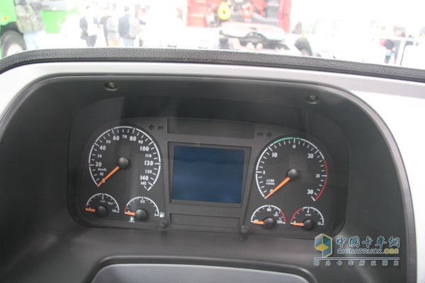 创虎P360 4×2牵引车 仪表盘