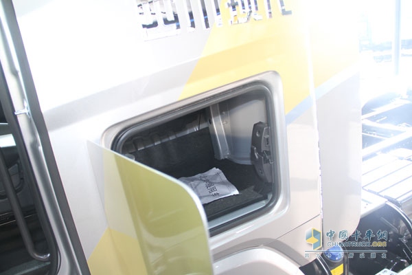  创虎P520 6×4牵引车 外储物格