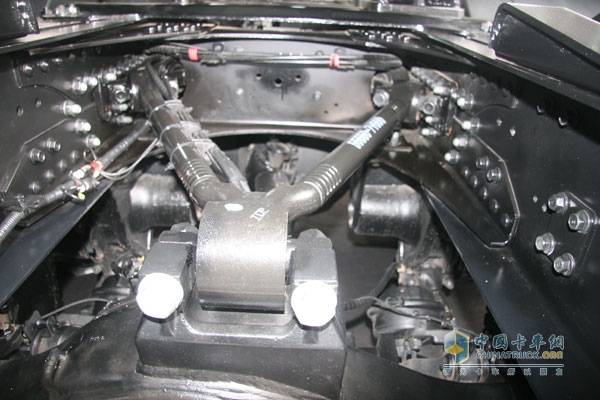  创虎P520 6×4牵引车 V型推力杆