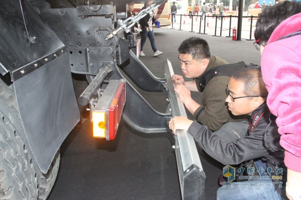  创虎P440 8×4自卸车 后防撞梁