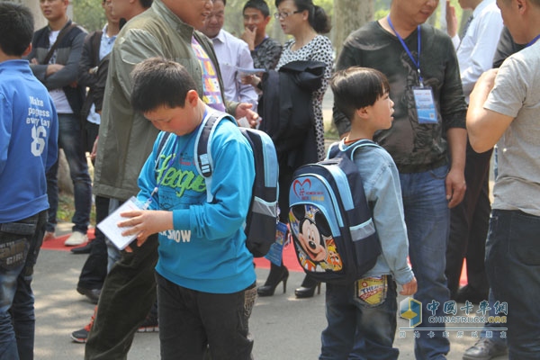 瑞沃关爱永不停步 助学行动绽放郑州