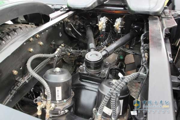 欧曼GTL 6系重卡 430马力 6X4 牵引车 V型推力杆