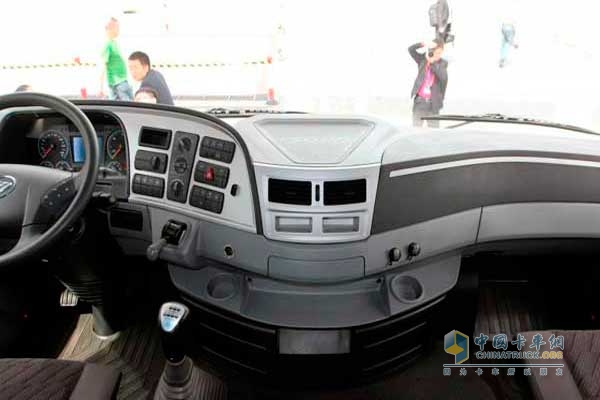  欧曼GTL 6系重卡 430马力 6X4 牵引车 驾驶室