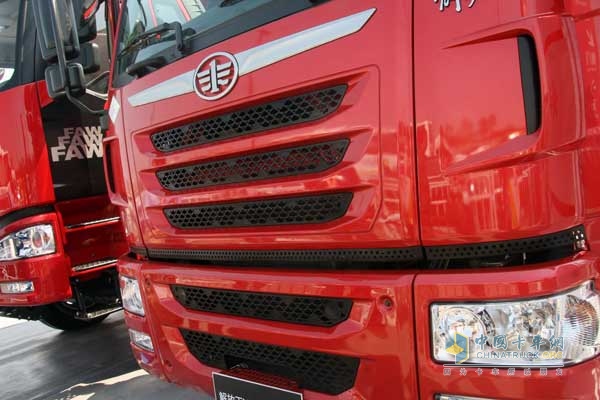 天V 400马力LNG牵引车 进气格栅