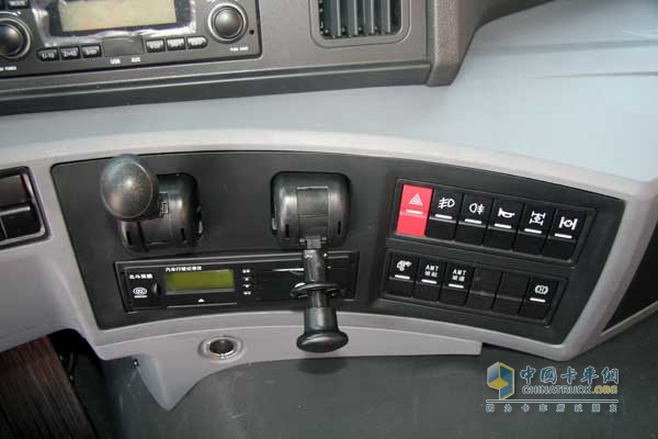 一汽解放 天V 400马力LNG牵引车 驻车制动器