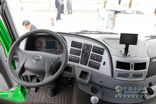 欧曼GTL 336马力 6X4 自卸车 驾驶室