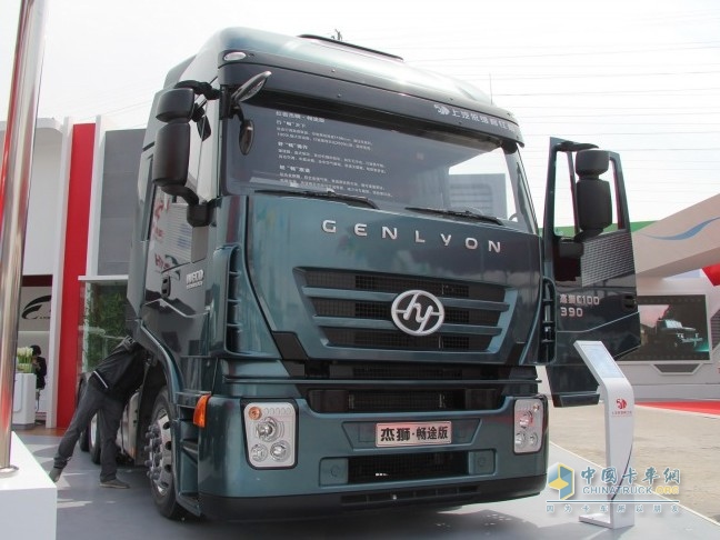 红岩 杰狮C100畅途版 390马力 6X4 牵引车 正脸