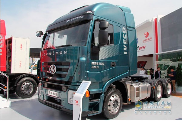 红岩 杰狮C100畅途版 390马力 6X4 牵引车 导流罩