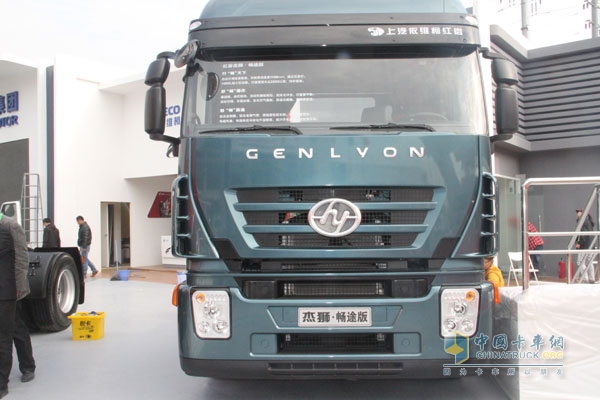 红岩 杰狮C100畅途版 390马力 6X4 牵引车 正脸